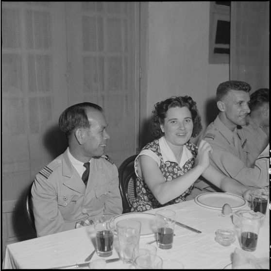 Des officiers et une femme à table lors d'une réunion des AET (Anciens enfants de troupe) à la maison des combattants.
