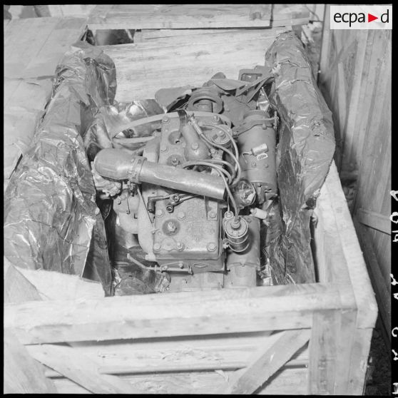 Moteur de jeep Willys à l'ESM (Etablissement soutien et matériel) d'Hanoï.