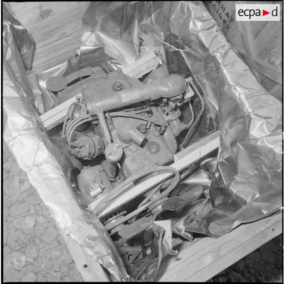 Moteur de jeep Willys à l'ESM (Etablissement soutien et matériel) d'Hanoï.