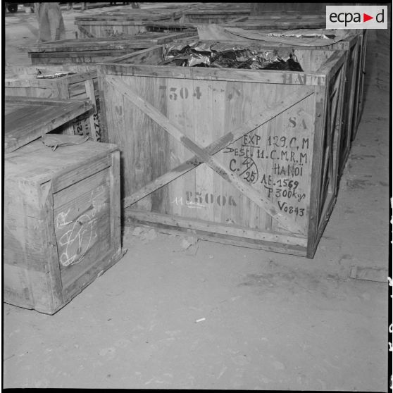 Caisse contenant un moteur de jeep Willys à l'ESM (Etablissement soutien et matériel) d'Hanoï.