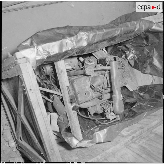 Moteur de jeep Willys à l'ESM (Etablissement soutien et matériel) d'Hanoï.