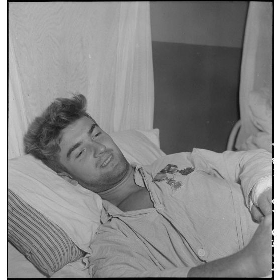 Portrait d'un sergent de la 2e BEP (bataillon étranger parachutistes) d'Autriche sur un lit d'hôpital.