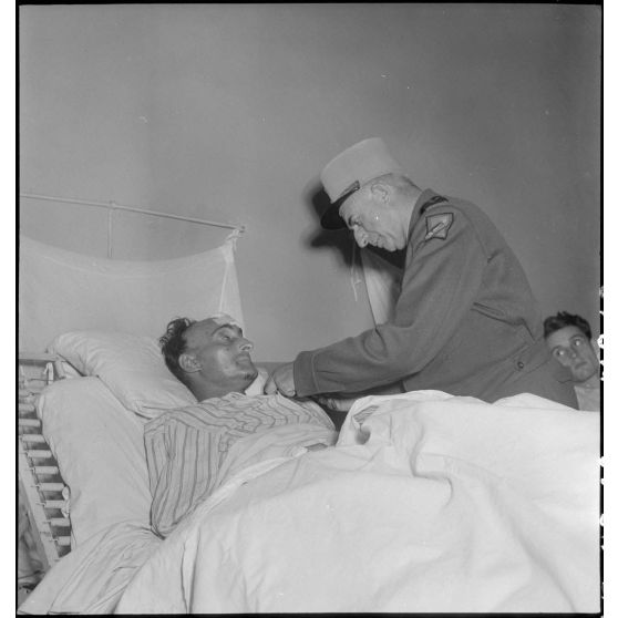 Le général de Linarès décore un sergent du 74e bataillon du Génie à l'hôpital Lanessan à Hanoï.