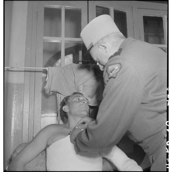 Un légionnaire 2e classe de la 3e division de la 13e DBLE (demi-brigade de la Légion étrangère) est décoré par le général de Linarès à l'hôpital Lanessan à Hanoï.