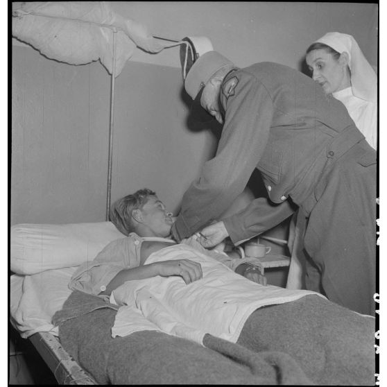 Décoration d'un sergent de la 3e BCEO (brigade de cavalerie d'Extrême-Orient) par le général de Linarès à l'hôpital Lanessan à Hanoï.