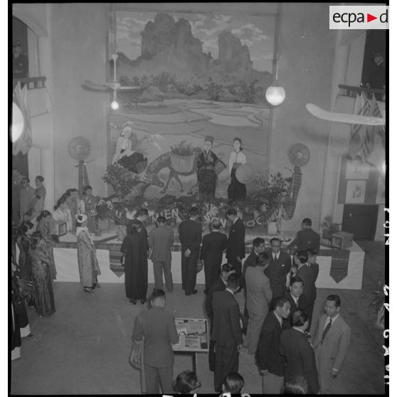 Des visiteurs du pavillon Thaï, lors de la journée de la femme vietnamienne à Hanoï.