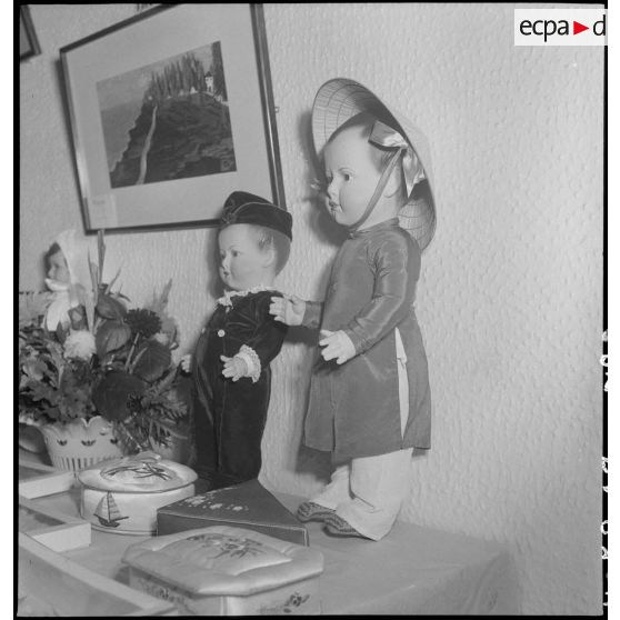 Exposition d'objets confectionnés par des femmes vietnamiennes.