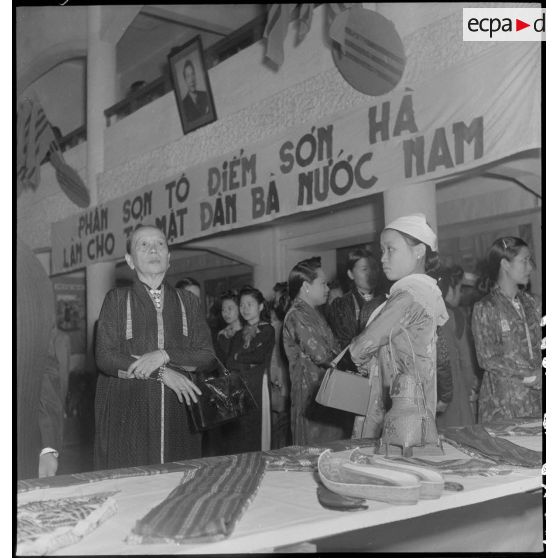 Deux femmes derrière un stand d'objets artisanaux, lors de la journée de la femme vietnamienne à Hanoï.