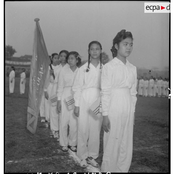 Groupe de jeunes monitrices d'éducation physique lors de la journée de la femme vietnamienne à Hanoï.