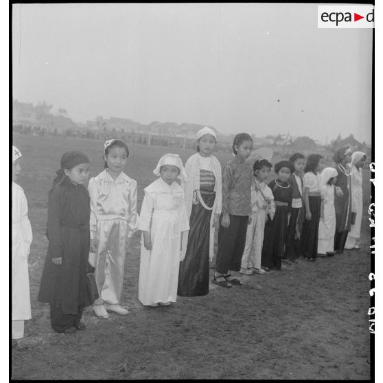 Jeunes enfants en costumes traditionnels lors de la journée de la femme vietnamienne à Hanoï.