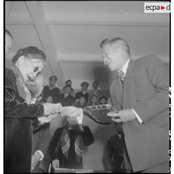 Une lauréate d'un des concours de la journée de la femme vietnamienne et Nguyen Van Tam.