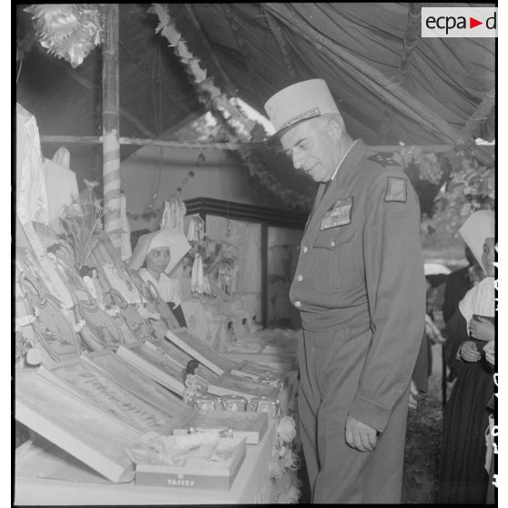 Le général de Linarès devant un stand d'une kermesse organisée au profit des orphelins de l'asile Saint Antoine, au jardin d'enfants d'Hanoï.