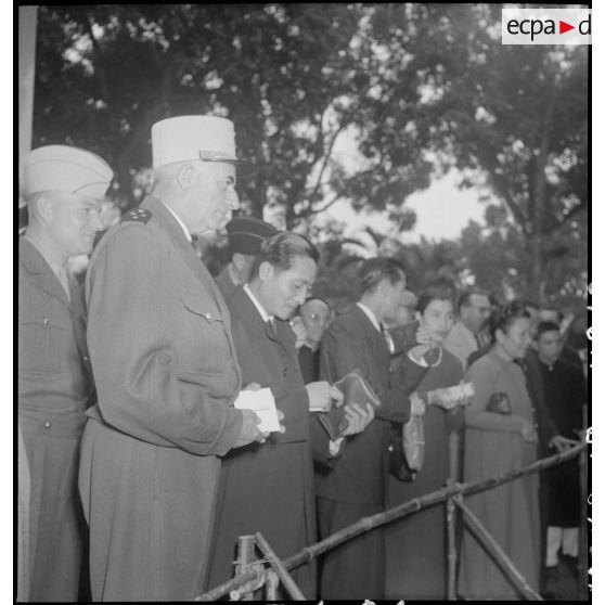 Le général de Linarès et  le représentant du gouverneur du Nord-Vietnam au jardin d'enfants d'Hanoï, lors d'une kermesse organisée au profit des orphelins de l'asile Saint Antoine.