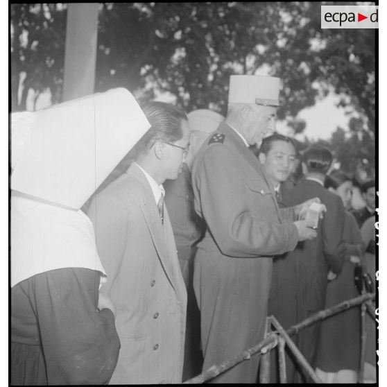 Le général de Linarès et  le représentant du gouverneur du Nord-Vietnam au jardin d'enfants d'Hanoï, lors d'une kermesse organisée au profit des orphelins de l'asile Saint Antoine.