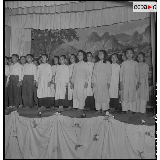 Chorale d'enfants lors d'une kermesse organisée au profit des orphelins de l'asile Saint Antoine au jardin d'enfants d'Hanoï.