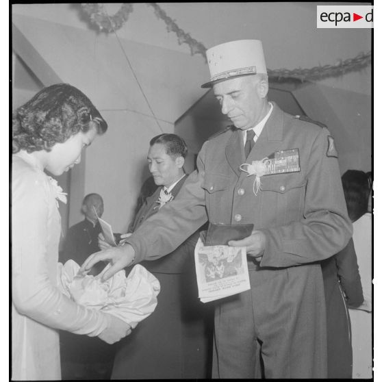 Le général de Linarès lors d'une kermesse organisée au profit des orphelins de l'asile Saint Antoine.