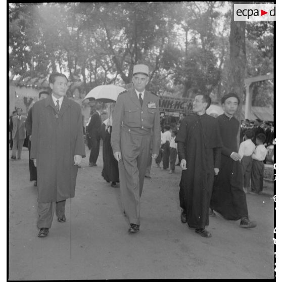 Le général de Linarès et le représentant du gouverneur du Nord-Vietnam, lors d'une kermesse organisée au profit des orphelins de l'asile Saint Antoine.