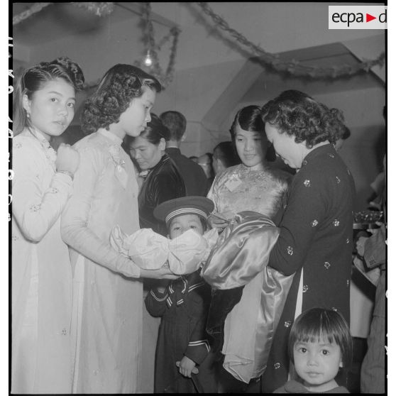 De jeunes étudiantes vendent des insignes lors d'une kermesse organisée au profit des orphelins de l'asile Saint Antoine.