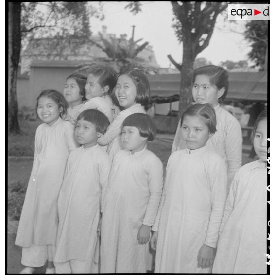 Jeunes orphelines lors d'une kermesse organisée au jardin d'enfants par l'asile Saint Antoine d'Hanoï.