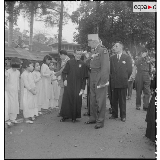 Le général de Linarès et le révérend père Hoang Cao Chieu, lors d'une kermesse organisée au profit des orphelins de l'asile Saint Antoine.