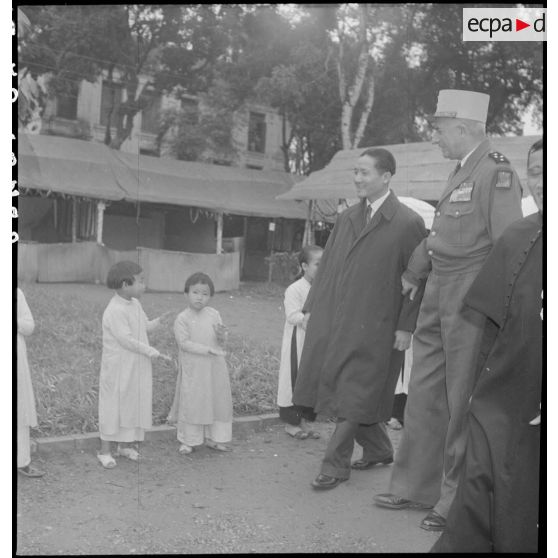 Des orphelines accueillent le général de Linarès et le représentant du gouverneur du Nord-Vietnam, lors d'une kermesse organisée au profit des orphelins de l'asile Saint Antoine.