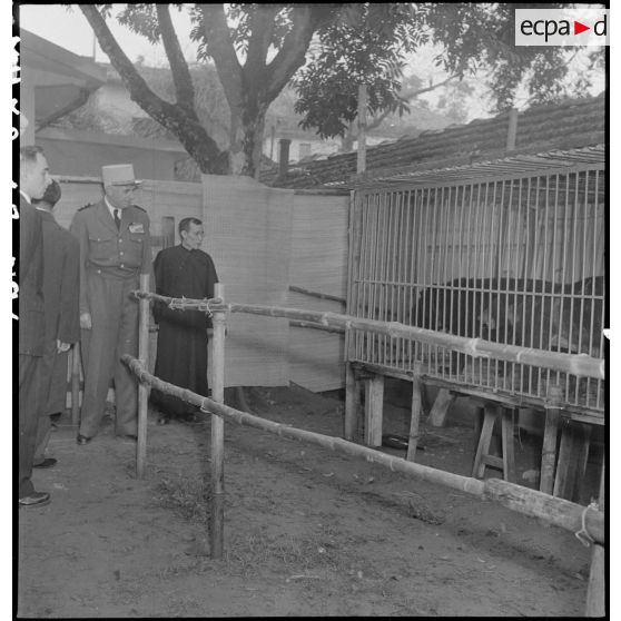Le général de Linarès et le révérend père Hoang Cao Chieu, lors d'une kermesse organisée au profit des orphelins de l'asile Saint Antoine.