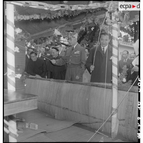 Le général de Linarès et le représentant du gouverneur du Nord-Vietnam, lors d'une kermesse organisée au profit des orphelins de l'asile Saint Antoine.