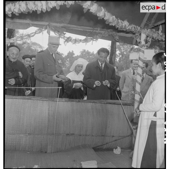 Le général de Linarès et le représentant du gouverneur du Nord-Vietnam, lors d'une kermesse organisée au profit des orphelins de l'asile Saint Antoine.