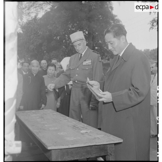 Le général de Linarès et le représentant du gouverneur du Nord-Vietnam, lors d'une kermesse organisée au profit des orphelins de l'asile Saint Antoine.