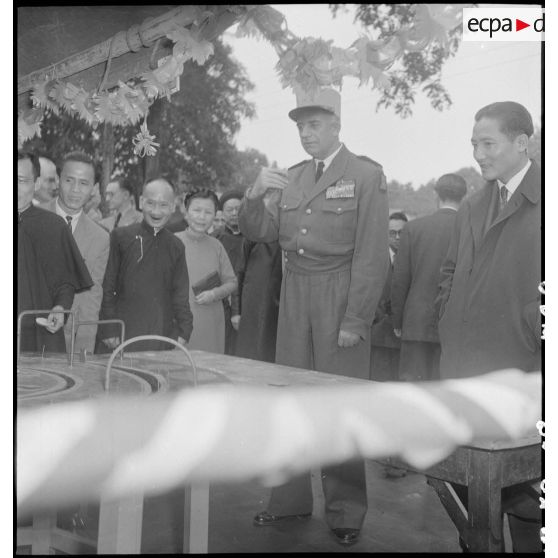 Le général de Linarès et le représentant du gouverneur du Nord-Vietnam, lors d'une kermesse organisée au profit des orphelins de l'asile Saint Antoine.