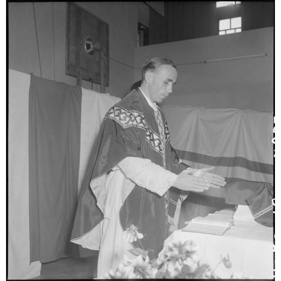 Lors de la prise d'armes du PFAT (personnel féminin de l'armée de Terre) au stade Mangin, le père Albert Stilhe officie lors de la messe.
