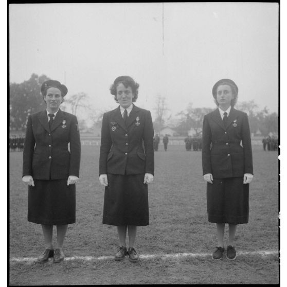 Trois éléments du PFAT (personnel féminin de l'armée de Terre) au stade Mangin.