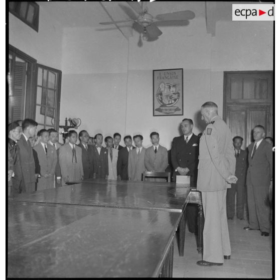 Le général de Linarès et une assemblée lors d'une cérémonie au COMREP (Commissariat de la République).