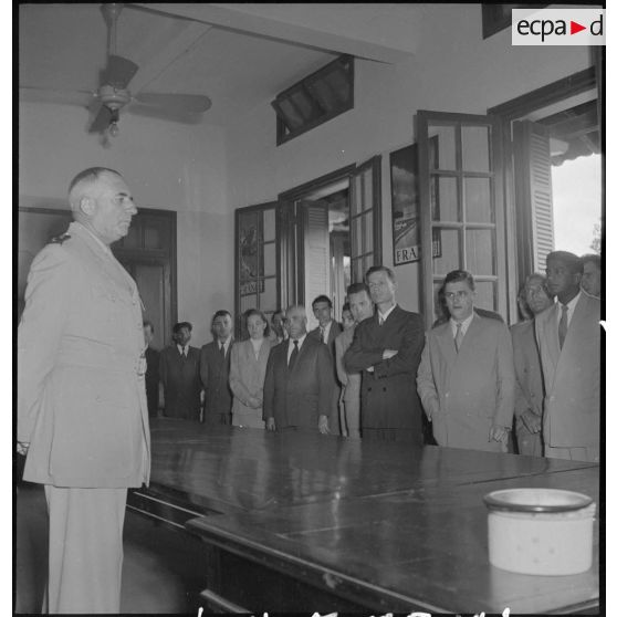 Le général de Linarès et son auditoire lors d'une cérémonie au COMREP (Commissariat de la République).