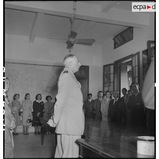 Le général de Linarès et son auditoire lors d'une cérémonie au COMREP (Commissariat de la République).