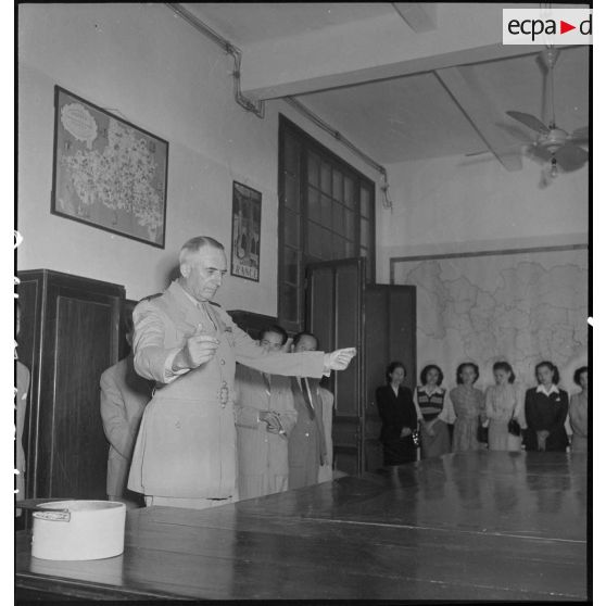 Le général de Linarès et son auditoire lors d'une cérémonie au COMREP (Commissariat de la République).