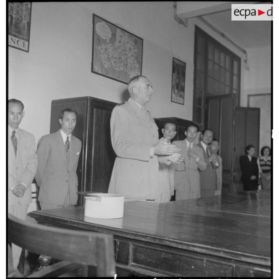 Le général de Linarès et son auditoire lors d'une cérémonie au COMREP (Commissariat de la République).