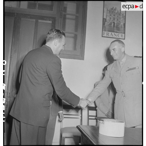 Le général de Linarès serre la main d'une personnalité civile lors d'une cérémonie au COMREP (Commissariat de la République).