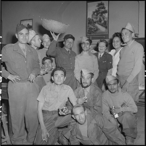 Portrait d'hommes du CEFEO (Corps expéditionnaire français en Extrême-Orient) récemment libérés.