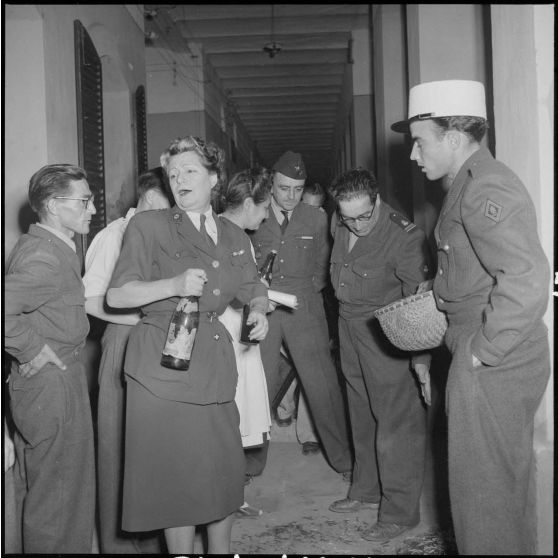 La libération de prisonniers appartenant au CEFEO (Corps expéditionnaire français en Extrême-Orient) est fêtée.