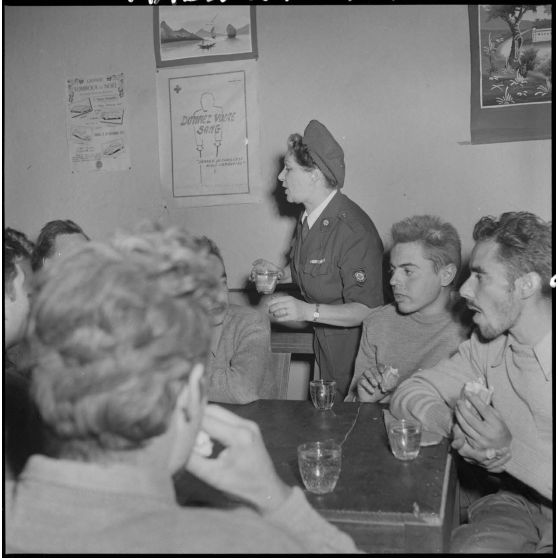 Des hommes du CEFEO (Corps expéditionnaire français en Extrême-Orient), récemment libérés, se restaurent.