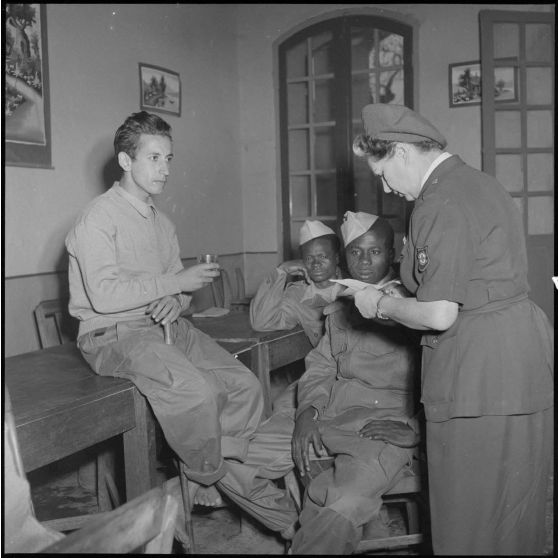 Hommes du CEFEO (Corps expéditionnaire français en Extrême-Orient) récemment libérés.