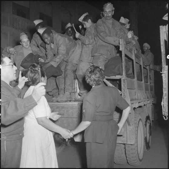 Des hommes du CEFEO (Corps expéditionnaire français en Extrême-Orient), récemment libérés, s'apprêtent à descendre d'un camion.