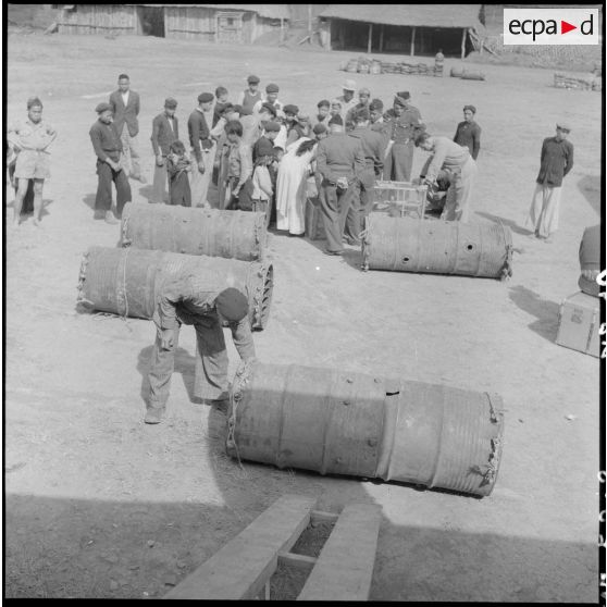 Les curieux se pressent pour voir de près les fauves en cage avant leur embarquement dans l'avion vers Hanoï.