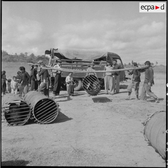 Animaux en cage avant leur  transport par avion vers Hanoï.
