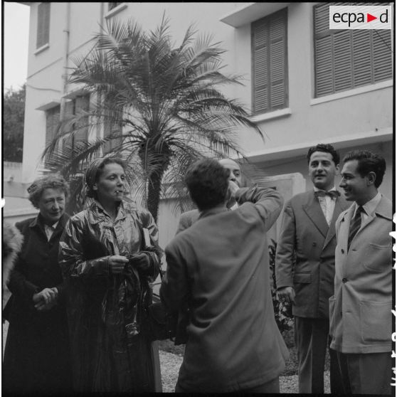 Portrait de membres de la troupe de l'Union française lors de leur arrivée à Hanoï.