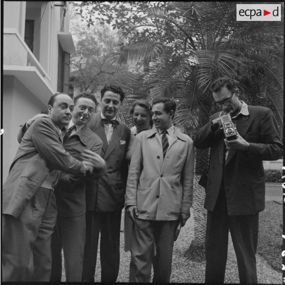 Portrait de membres de la troupe de l'Union française lors de leur arrivée à Hanoï.