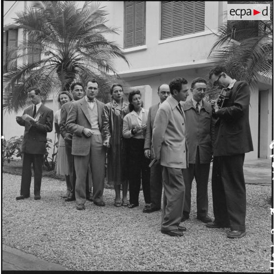 Portrait de membres de la troupe de l'Union française lors de leur arrivée à Hanoï.