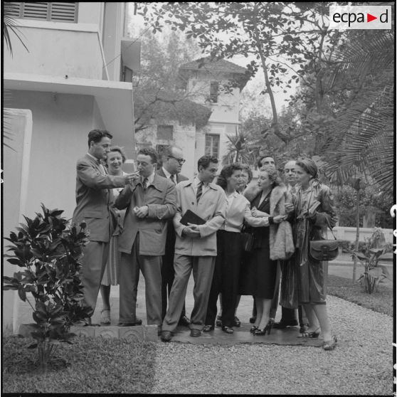 Portrait de membres de la troupe de l'Union française lors de leur arrivée à Hanoï.