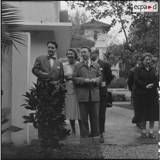 Portrait de membres de la troupe de l'Union française lors de leur arrivée à Hanoï.